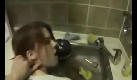 젊고 아름다운시아 소녀 면도 음부에서 pornlo