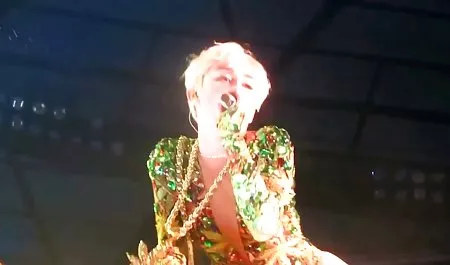 금발을 가진 큰 다운로드 르 동영상 하기 귀하의 전화 엉덩이와 가슴